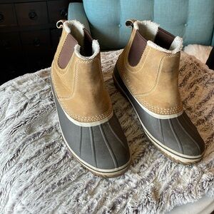 Women’s 8.5 low duck boot Eddie Bauer.